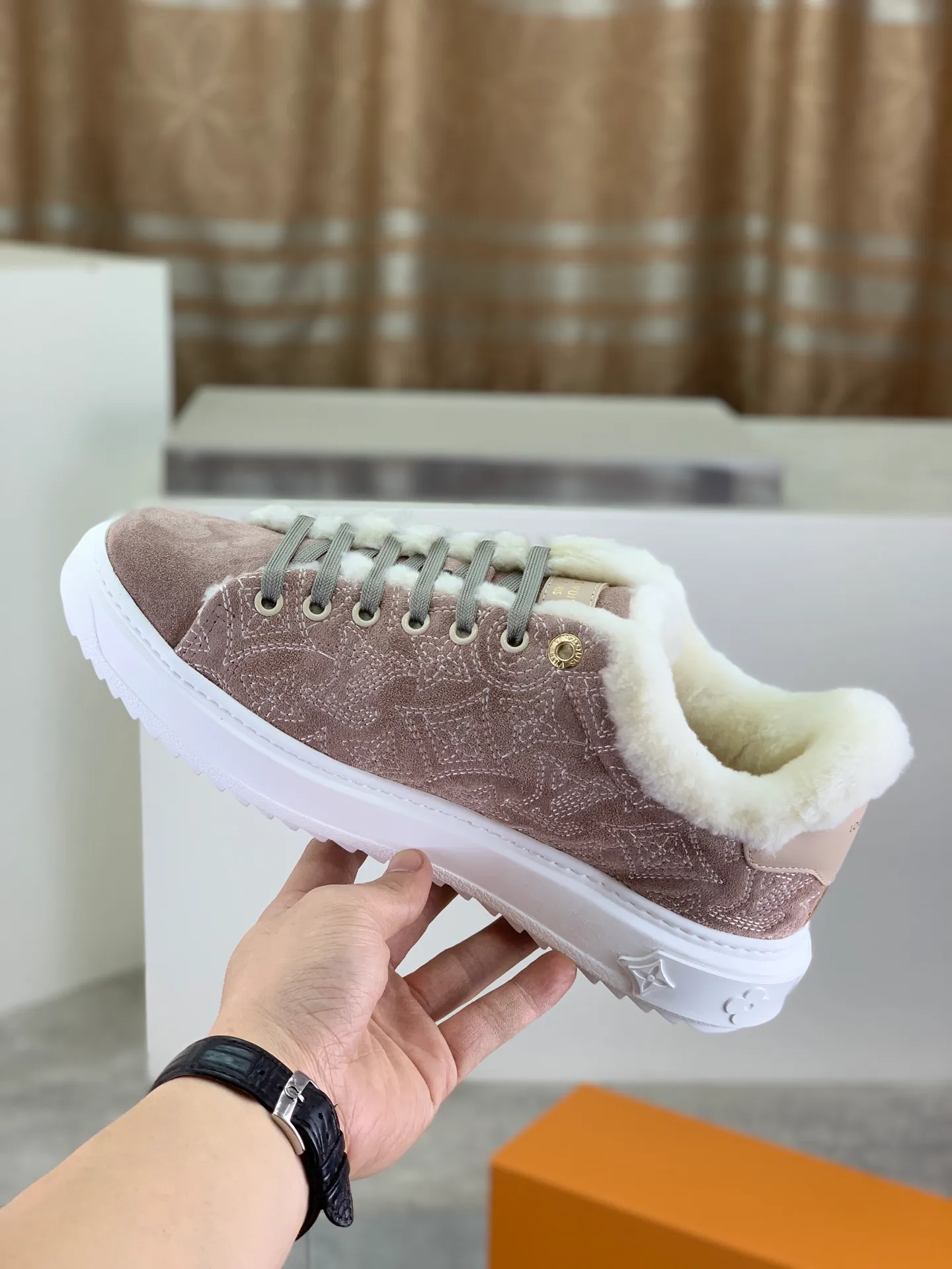 Factory price P740 Wool lining 💶 Top version [LOUIS VUITTON] Couple 🧑‍🤝‍🧑 Craftsman style Counter series (original order) New style 🍀LV Louis Vuitton - top version LV classic high-top trendy shoes! Made of imported original craft calfskin, original warm wool lining, and original wear-resistant, lightweight, high-end TPU outsole! High quality products! 3️⃣ colors available, code numbers: female 35-39, male 39-44 (female 40, male 45 46 customized)